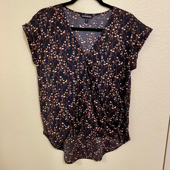 CLOSET CLEAROUT! Express Blouse - Picture 1 of 3